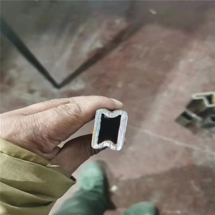 供應(yīng)Q235B焊接方矩管 大小口徑方矩管 薄壁方矩管歡迎來電