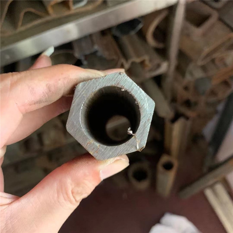 供應(yīng)45#外圓內(nèi)六角精拔管 外圓內(nèi)方管 內(nèi)六角管材 切割倒角