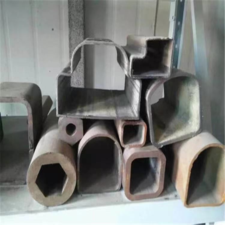 45*65鍍鋅梅花管廠家-鋅鋼護(hù)欄燈籠鋼管廠家